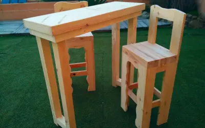 Mesa alta y taburetes hechos con palets. Un proyecto DIY para hacer mesa alta con palets, ideal para exteriores.