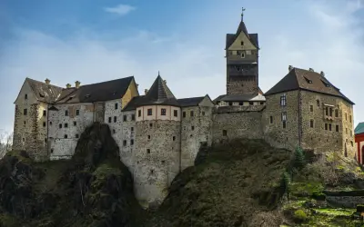 Zamek na skale, wspaniałe roztocze atrakcje. Kamienne mury, wieże i dachy pod błękitnym niebem.