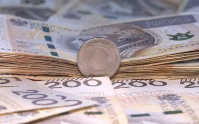 Stos banknotów 200 zł i 100 zł, z monetą 1 zł na wierzchu. Symbolizuje to wynagrodzenie młodocianych, które może być niewielkie na początku kariery.