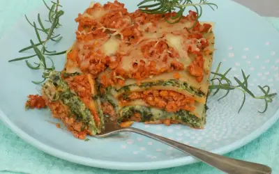 Pyszna lasagne z mięsem mielonym i szpinakiem, idealna na prosty obiad. Aromatyczny rozmaryn dodaje świeżości.
