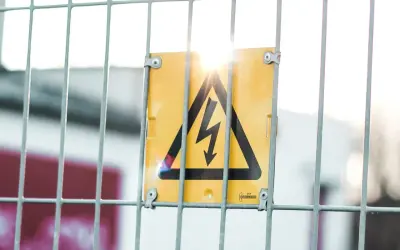 Porażenie prądem: Jak ratować życie? Kluczowe kroki pierwszej pomocy
