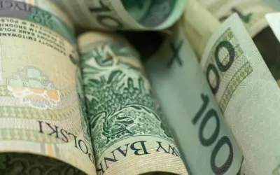Zwijane banknoty 100 zł. Zastanawiasz się, ile wynosi najniższa krajowa?