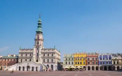 Zamość miasto idealne: Ratusz i kolorowe kamienice na Rynku Wielkim. Słoneczny dzień, błękitne niebo.