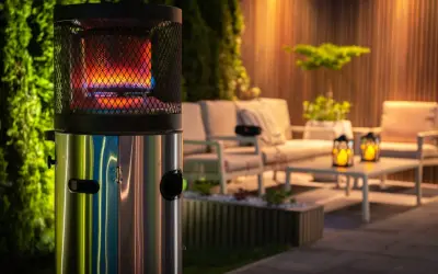 Chauffage d'extérieur moderne avec flammes vives, idéal pour choisir quel chauffage choisir pour une terrasse cosy.