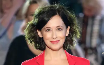 Uśmiechnięta Jolanta Fraszyńska w czerwonej marynarce, znana z wielu filmów, seriali i programów.