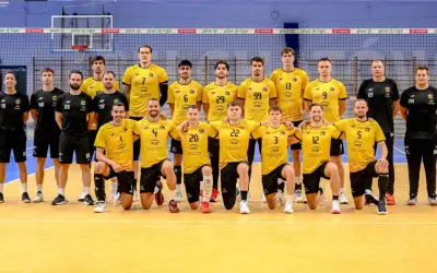 Drużyna siatkarzy PGE Skra Bełchatów w komplecie, gotowa do walki.