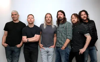 Medlemmar av Foo Fighters poserar för en gruppbild.