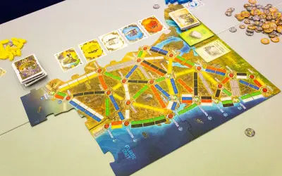 Brettspiel "Zug um Zug: Legenden des Westens" mit Spielbrett, Karten und Zügen.