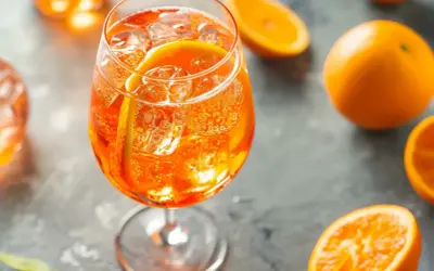 Orzeźwiające, proste drinki z prosecco i pomarańczą, pełne lodowych kostek i bąbelków. Idealne na letnie popołudnie.