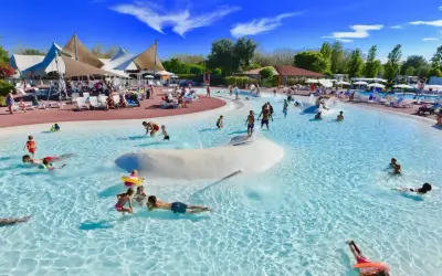 Dzieci bawią się w wodzie w Barricata Holiday Village. Słoneczny dzień, błękitne niebo i mnóstwo radości.