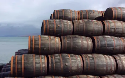 Holzfässer am Meer, bereit, den Reifeprozess von was ist whisky zu beginnen.