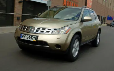 Złoty Nissan Murano 3.5 V6 w ruchu miejskim, z widocznym numerem rejestracyjnym WW 2442N.
