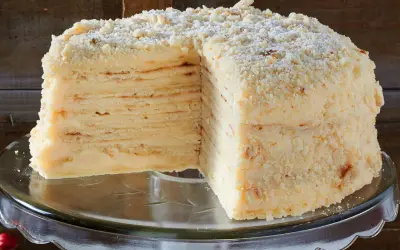Schicht für Schicht ein Genuss: Dieses Napoleon Torte Rezept ergibt eine himmlische Torte mit vielen dünnen Teigschichten und cremiger Füllung, bestreut mit Krümeln.