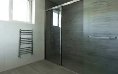 Modernes Bad mit Dusche und Handtuchwärmer. Die **bad elektroheizung** sorgt für wohlige Wärme.