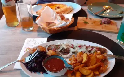 Ein köstliches Gericht mit Fleischspieß, Kartoffelspalten und Rotkohl in einem georgischen Restaurant in Halle.