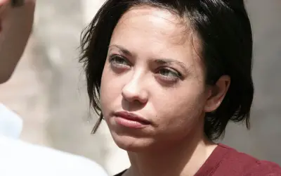 Mujer con mirada perdida, reflexionando sobre como dejar a un maltratador.