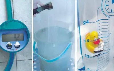 Mesure du débit d'eau maison avec un compteur digital, un seau sous un robinet, et un sac gradué avec un canard.