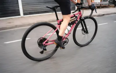 Różowy rower gravelowy z sakiewką pod ramą. Jaki rower ma endur? Ten wygląda na gotowy na przygodę!