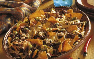 Herzhafte Nachos mit Hackfleisch, Käse und Oliven. Ein köstlicher Unterschied zu einfachen Tortillas!