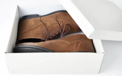 Brązowe buty w pudełku, gotowe do wysyłki. Dowiedz się, jak zapakować buty do wysyłki, by dotarły bezpiecznie.