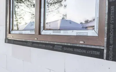 Szpaleta okienna to warstwa izolacyjna wokół okna, widoczna na styku ramy okiennej z murem z bloczków.