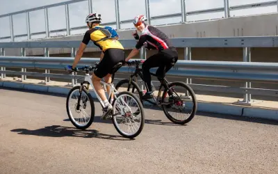 Dwie osoby na rowerach, spalanie **jazda na rowerze kalorie** to świetny sposób na aktywność.