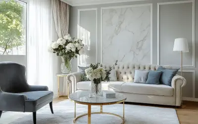 Elegancki salon z sofą i fotelem. Inspiracja na to, jak zrobić ścianę w salonie z efektem marmuru.