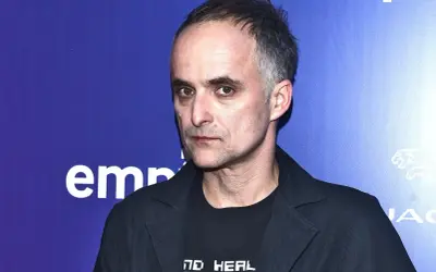 Artur Rojek, myslovitz wokalista, zamyślony, w czarnej marynarce i t-shircie z napisem.