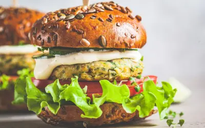 Pyszny wege burger z ziarnistą bułką, soczystą sałatą, pomidorem i kremowym sosem. Zastanawiasz się, ile kalorii ma wege burger?