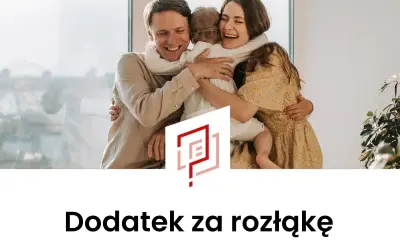 Szczęśliwa rodzina przytulająca się przy oknie. Tytuł: Dodatek za rozłąkę.