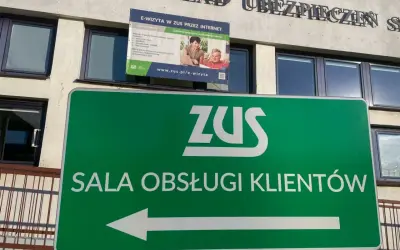 Zielony znak z logo ZUS i napisem "SALA OBSŁUGI KLIENTÓW" wskazuje drogę do placówki zarządzania socjalnego ubezpieczenia.