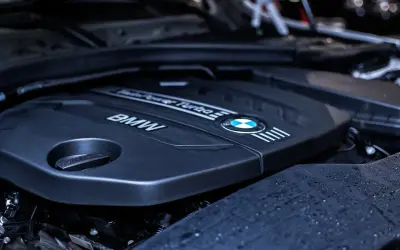 Silnik BMW z napisem "Turbo". Ten wysokoprężny silnik spalinowy to serce samochodu.