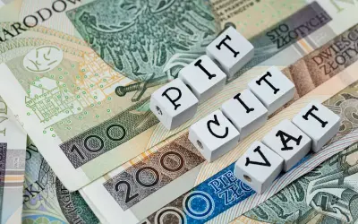 Polskie banknoty z napisami PIT i VAT. Ulga na złe długi może pomóc w rozliczeniu podatków.