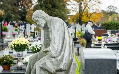 Kamienna figura na cmentarzu. Jak sprawdzić kto jest właścicielem grobu, jakie dokumenty i dysponenci są potrzebni?