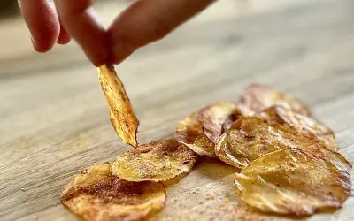 Chrupiące chipsy z batata, doprawione, gotowe do schrupania.