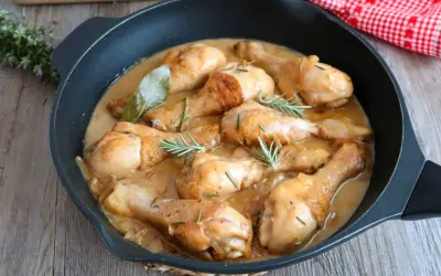 Jamoncitos de pollo guisados en una sartén, con hierbas aromáticas y una salsa cremosa. ¡Un plato casero delicioso!