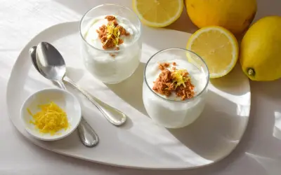 Dos postres cremosos con limón y galleta. La leche con limón para que sirve, refresca y deleita.