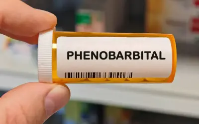 Pojemnik z lekami z napisem "PHENO BARBITAL". To jeden z wielu barbituranów, stosowany w leczeniu padaczki.