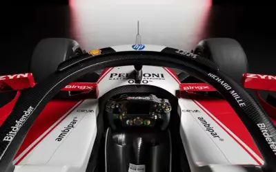 Kokpit bolidu F1 Alfa Romeo. Zastanawiasz się, ile kosztuje bolid F1? To miliony dolarów za technologię i prestiż.