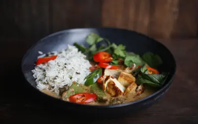 Schüssel mit Reis, Tofu, Erbsen, Chili und Koriander. Ein authentisches Thai Curry Rezept original.