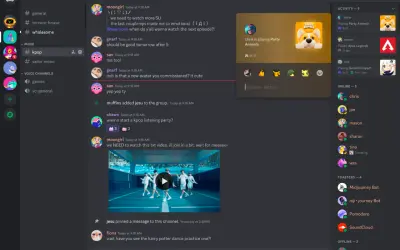 Zrzut ekranu z aplikacji Discord, pokazujący rozmowę na kanale #kpop, aktywność graczy i listę użytkowników online.