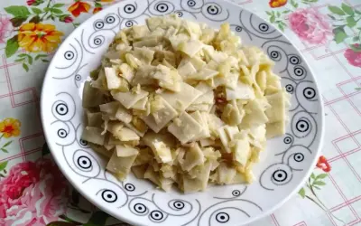 Tradycyjne łazanki z kapustą białą, prosto z talerza, gotowe do podania.