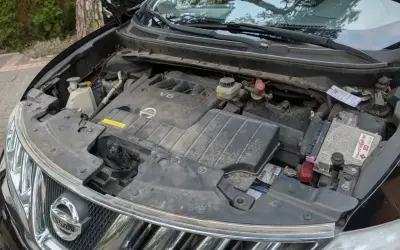Silnik V6 w Nissan Murano. Zastanawiasz się nad **nissan murano spalanie**? Ten silnik to serce auta, które wpływa na jego apetyt na paliwo.