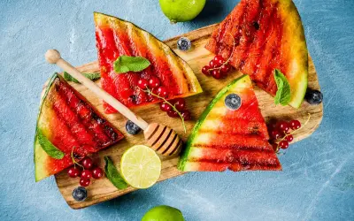 Nietypowe dania z grilla: grillowany arbuz z jagodami, porzeczkami i miętą.