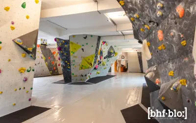 Bunte Griffe zieren die Wände der Boulderhalle in Wuppertal. Hier kann man sich austoben und neue Routen entdecken.