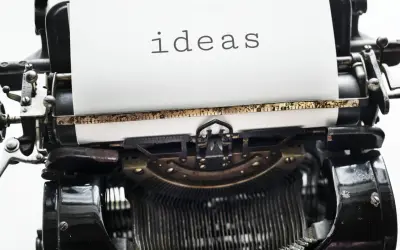 Stara maszyna do pisania z napisem "ideas" na papierze. Czasem potrzebujemy nowych pomysłów, by odpowiedzieć na trudne pytania o życiu.