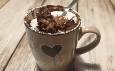 Mug cake fit al cioccolato, soffice e goloso, pronto in tazza. Perfetto per una pausa dolce.