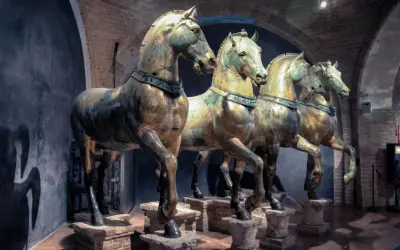 Les célèbres chevaux de Saint-Marc, statues de bronze patiné, se dressent fièrement dans un musée, leurs corps musclés capturant l'essence de la puissance antique.