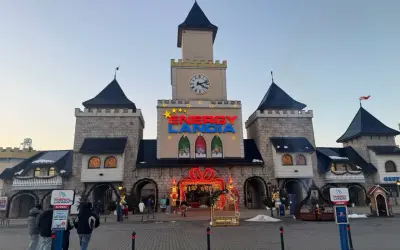 Zimowa Energylandia wita gości zamkową architekturą i świątecznymi iluminacjami.