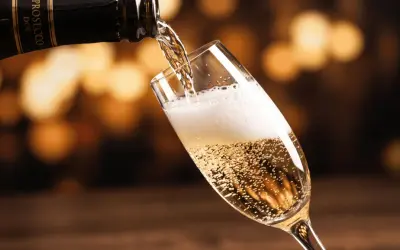 Prosecco nalewane do kieliszka, tworząc bąbelki. Warto wiedzieć, ile procent ma prosecco, by cieszyć się nim świadomie.